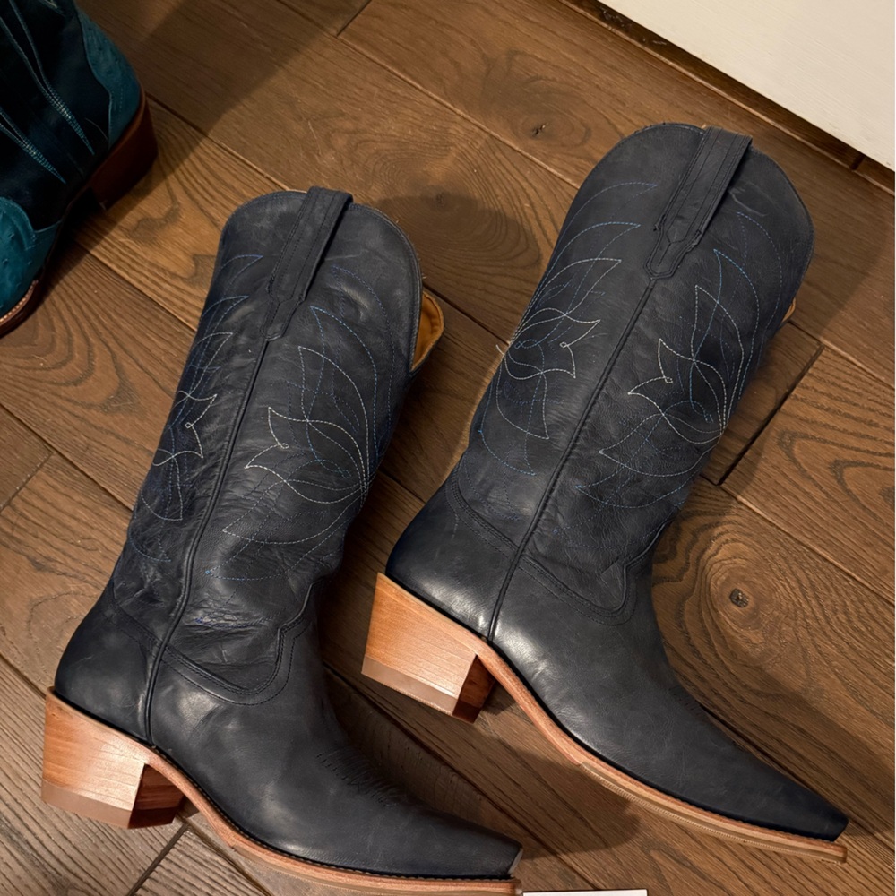 SOLD ❌❌ Tecovas Annie Monarch in Navy Goat